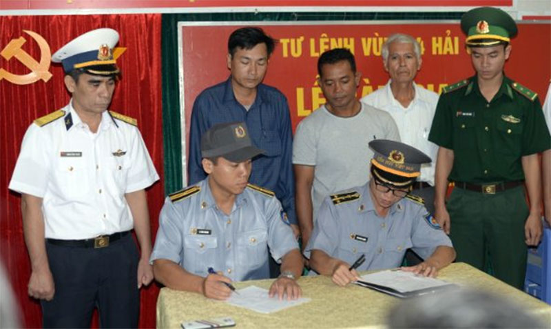 Đưa 6 ngư dân gặp nạn vào bờ an toàn